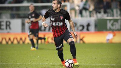 لعنة الإصابة تجبر اللاعب “رافاييل فان در فارت” على اعتزال كرة القدم