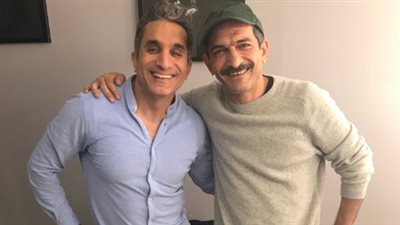 هجوم على عمرو واكد بعد صورته مع باسم يوسف.. والسبب! (صور)