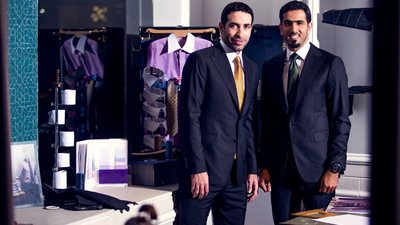 “أبو تريكة” يشارك مذيع قطري وأحد الأتراك فى محل تجاري بالدوحة.. تعرف على التفاصيل