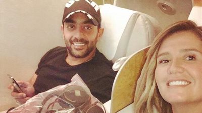 أحمد فلوكس وهنا شيحة في لحظات رومانسية على متن طائرة شهر العسل (صور)