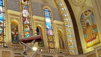 سلم ميكانيكي لتدشين الأيقونات أعلى حوائط الكاتدرائية (صور)