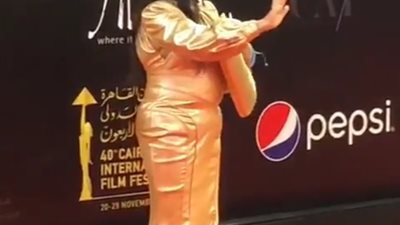 فستان فيفي عبده يتسبب لها في أزمة على السجادة الحمراء (فيديو)