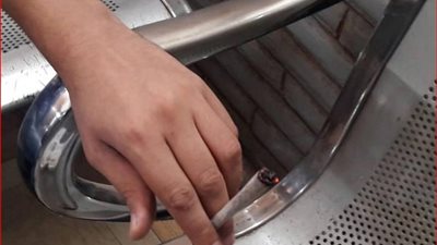 رويترز تروي قصة شاب يدمن الاستروكس: “أرخص ثمنًا ولا أستطيع التوقف عنه”