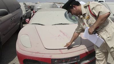 فيراري ميرسيدس  وبورش سيارات مركونة بساحات حجز المرور الإماراتى (صور)