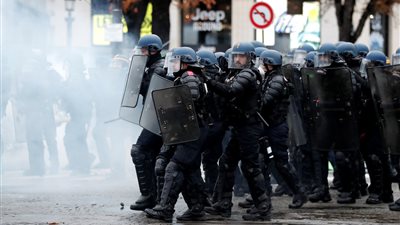 الشرطة الفرنسية تطلق قنابل الغاز على المتظاهرين ضد ارتفاع الوقود (صور)