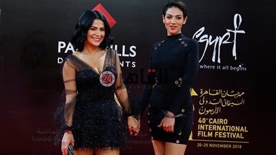 شاهد شقيقة صبا مبارك على الريد كاربت بمهرجان القاهرة قبل عرض “لا أحد هناك” (صور)