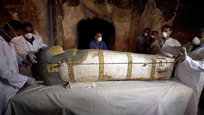 كشف أثري جديد.. “مومياء امرأة” تعرض لأول مرة أمام وسائل الإعلام العالمية (صور)