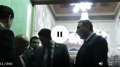 والد الصيدلي المصري المطعون بالسعودية يدخل فى نوبة بكاء أثناء العزاء (فيديو)