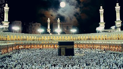 اليوم.. القمر يتعامد على الكعبة