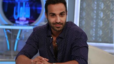 أحمد فهمى يروي تفاصيل خطبته من هنا الزاهد في تخاريف