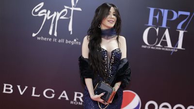 “ليست مصرية”.. تعرف على صاحبة الإطلالة الأكثر إثارة في ختام القاهرة السينمائي