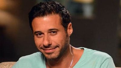 أحمد السعدني عن إطلالة رانيا يوسف: الست عايزة تثبت إن الدنيا ماشية بضهرها