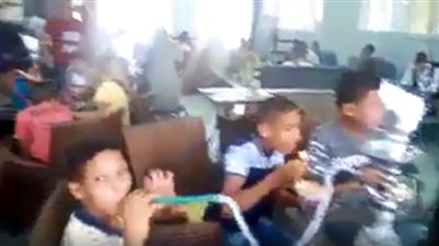 حقيقة الفيديو المتداول لطلاب يتسابقون في تدخين الشيشة بمقهى بالصعيد