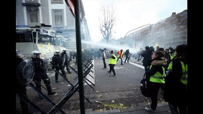 اشتباكات عنيفة بين الشرطة ومتظاهرين فى فرنسا