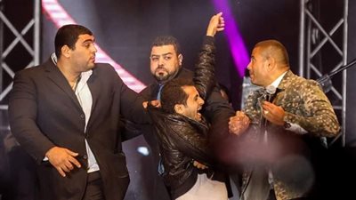 الحرس يتعدى على مهووس عمرو دياب بحفل “كايرو فيستيفال”.. والهضبة يتدخل (صور)