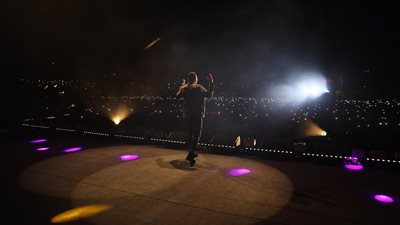 “ضرب بالعصي وتحرش”.. تفاصيل سوء تنظيم حفل عمرو دياب فى “كايرو فيستيفال”