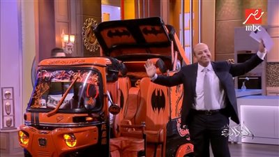 “المصريين جبارين”.. عمرو أديب يدخل الاستوديو بتوك توك كابورليه (فيديو)