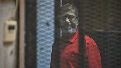 النيابة بـ”اقتحام السجون”: مبارك مدنيًا وليس عسكريًا.. ومرسي من داخل القفص: “مش سامع حاجة”