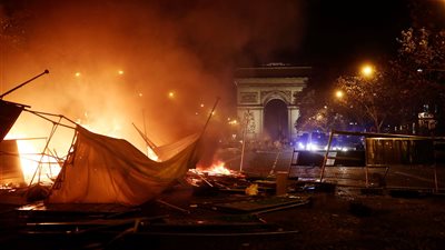 “الشعب يريد إسقاط النظام” تظهر على جدران مبنى فى باريس (صورة)