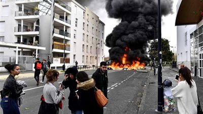 طلاب المدارس يشعلون النيران فى مظاهرة بفرنسا (صور)