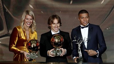 ردة فعل غير متوقعة من أفضل لاعبة في العالم بحفل الكرة الذهبية (فيديو)