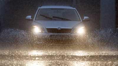 “المرور” تطالب المواطنين بالحذر أثناء القيادة تحت المطر