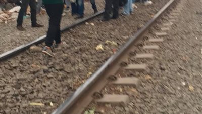 شطر جسدها إلى نصفين.. مصرع فتاة على قضبان السكك الحديدية بالدقهلية (صور)