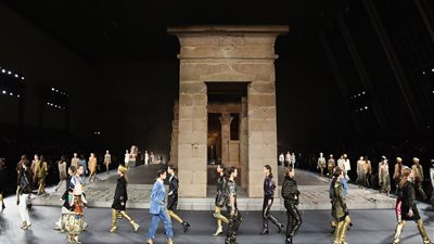 “شانيل” تفتتح عروضها بأزياء مصر القديمة