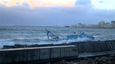 غرق مركب صيد بسبب الطقس السيئ بالإسكندرية