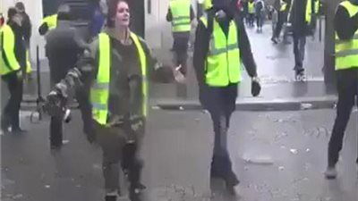 ليست شرطية.. قصة المتظاهرة الفرنسية التى كشفت زيف الصحف المصرية (صور وفيديو)