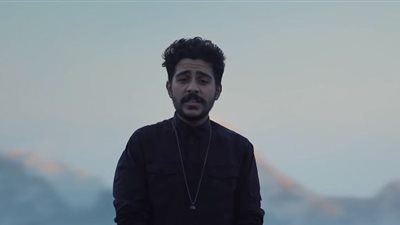 لماذا يبحث 5000 مصري وأكثر عن مغني الراب “أحمد كامل” (فيديو)