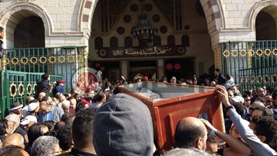 وسط غياب النجوم.. جنازة المنتج أحمد السيد من مسجد السيدة نفيسة (صور)