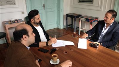 فنان تشكيلي يعقد بروتوكول تعاون مع جامعة الإسكندرية لخلق فرص عمل للطلاب بعد التخرج (صور)