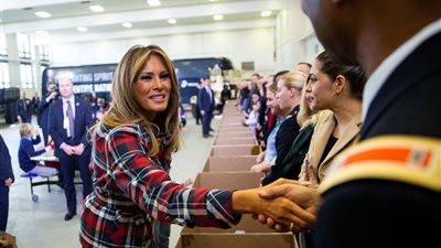 ميلانيا ترامب تحتفل بـ”الكريسماس” بقاعدة “أناكوستا بولينج” العسكرية (صور)