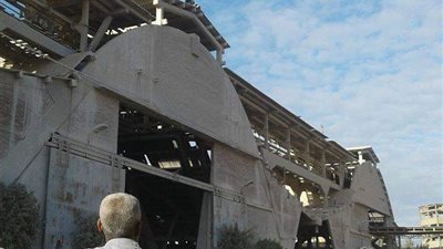 عامل يهدد بالانتحار بسبب “فيس بوك” (صور)