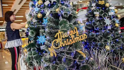 الأضواء تضيء حول العالم احتفالا بالكريسماس