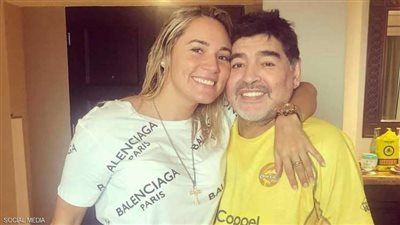 اشترى لها منزل بأمواله فطردته منه.. أزمة جديدة بين مارادونا وحبيبته التى تصغره بـ28 عاماً (صور)