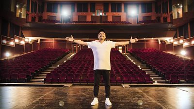 “عيد الميلاد المجيد” أول أيام عرض مسرحية “تلت تيام في الساحل” لمحمد هنيدي