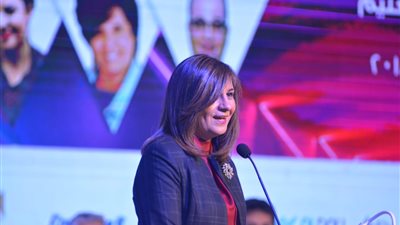 السفيرة نبيلة مكرم تكرم عددًا من أطفال أسر شهداء الجيش والشرطة (صور)