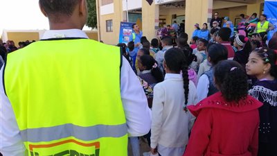 “مبادرة ضد السرطان” و”اسمعونا” يوزعان شنط مدرسية لقري أسوان الأكثر احتياجا (صور)