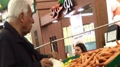 فى الصف يا نظيف.. عامل سوبر ماركت يُعنف رئيس الوزراء الأسبق (صورة)