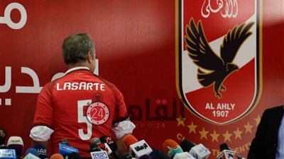 هاني حتحوت يكشف سبب ارتداء مدرب الأهلي الجديد قميص رقم «5»