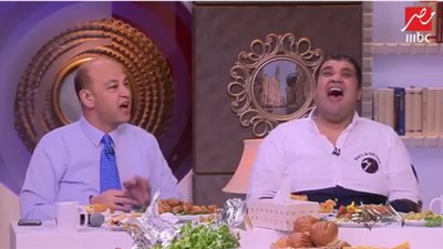 على مائدة طعام “الحكاية”.. عمرو أديب: قايضت زميلي في المدرسة بسلاح التلميذ “عشان سندويتش بسطرمة” (فيديو)