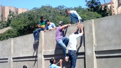 بعيدًا عن «أفكار» طارق شوقي.. مُحافظ يحل مشكلة التّسرب من التعليم بـ«وجبة غذائية ساخنة»