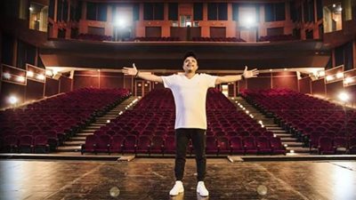 جايين وبقوة راجعين.. هنيدي يطرح “بوستر” لمسرحيته الجديدة بعد غياب 16 سنة (صور)