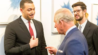 معز مسعود يلتقى الأمير تشارلز ويقدم له هدية غير متوقعة.. اعرف التفاصيل(صور)