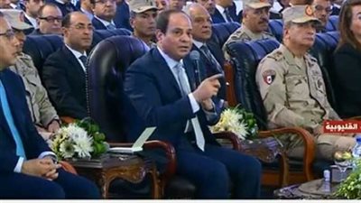 على خطى محافظ القاهرة.. السيسي يستجوب الوزراء قبل افتتاح الصوبات الزراعية (فيديو)