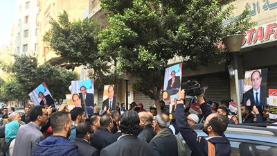 احتشاد مواطنين أمام محكمة عابدين تأييدًا لدعوى السماح للسيسي بالترشح لمدد رئاسية أخرى