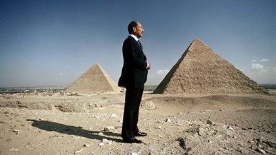 كيف كانت علاقة السادات بالرباعي الذي دخل قلبه أولًا؟ | صور