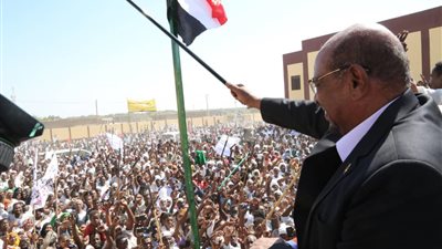 البشير للسودانيين عن الأزمة المالية: الأرزاق بيد الله